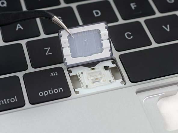 Detalle del mecanismo de interruptor tipo "mariposa" del MacBook de 12 pulgadas de 2015.